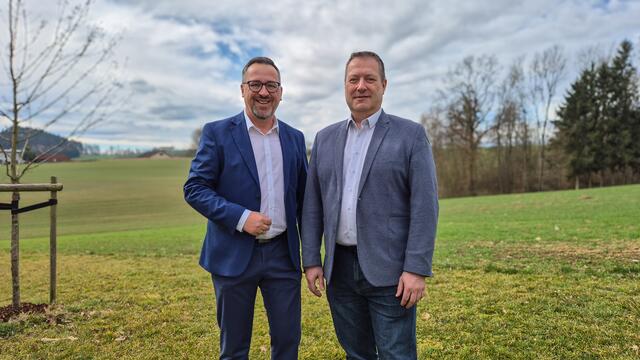 ÖVP-Fraktionsobmann Christoph Meisinger (l.) wurde von der Gemeindeparteileitung der ÖVP Engerwitzdorf als Bürgermeister-Kandidat für die Wahl im Gemeinderat nominiert. Manfred Schwarz, bereits bisher Vizebürgermeister, bleibt in dieser Funktion und wird sich seiner neuen beruflichen Aufgabe als Leiter einer Raiffeisen-Bankstelle widmen.  | Foto: ÖVP Engerwitzdorf