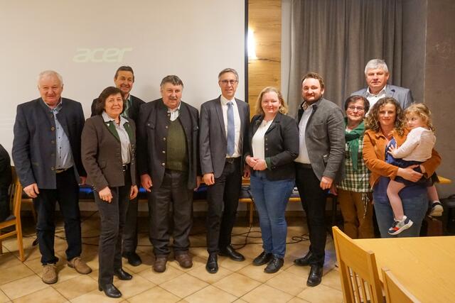Bezirksvorstand und Ehrengäste, am Foto von links Karl Rockenschaub, Eva Sattler, Johann Peterseil, Bezirksobmann Josef Wiesinger, Bauernbund-Präsident Nationalrat Georg Strasser, Ortsbäuerin Katrin Schober, Landwirtschaftskammerrat Bezirksbauernkammer-Obmann Christian Lang, Gertraud Schober, Bürgermeister Herbert Froschauer, Ortsbäuerin Angela Derntl mit Irina. | Foto: Altbauern Bez. Perg