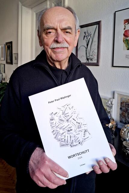 Peter Paul Wiplinger mit seinem neuen Buch "Wortschutt". | Foto: Annemarie Susanne Nowak