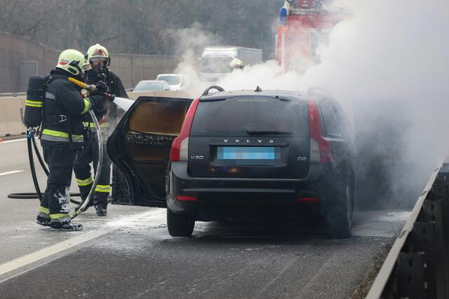 Brennender Volvo auf der Welser Autobahn (A25) löste einen rund fünf Kilometer langen Stau im Morgenverkehr aus. | Foto: laumat.at