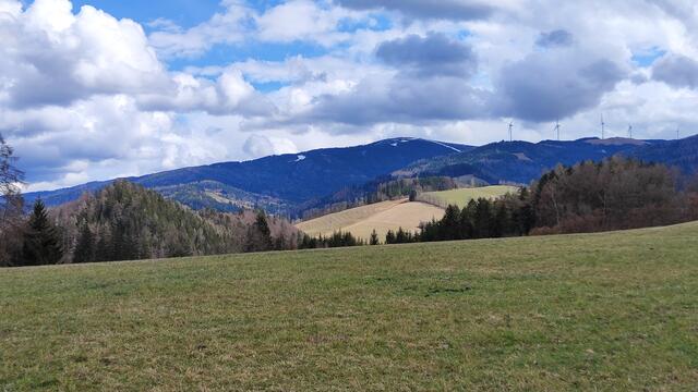 Visavis Schöneben, dahinter die Fischbacher Alpen mit dem Stuhleck... | Foto: I.Wozonig
