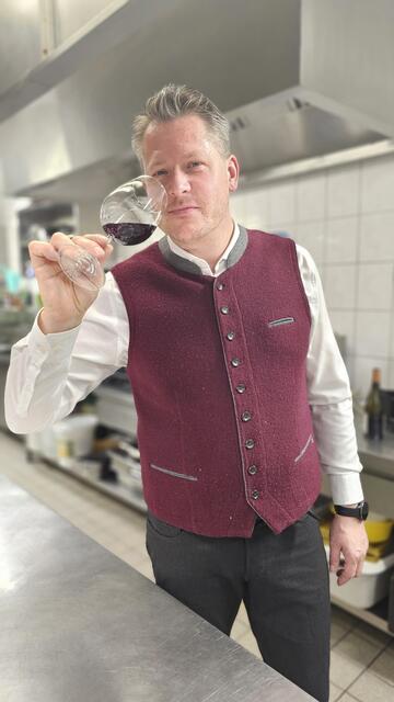 Auch guter Wein gehörte dazu: Bernd Scharfegger beim "Nosing". | Foto: Scharfegger’s Raxalpen Resort