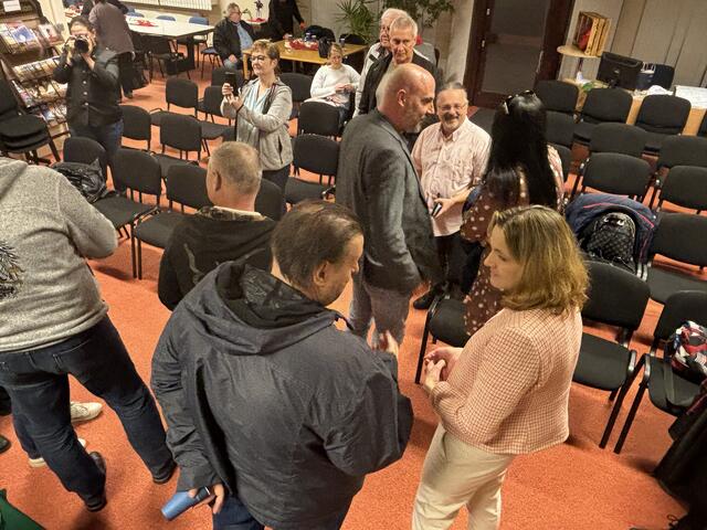 Neben den Einblicken in die Bundespolitik nutzte Belakowitsch die Gelegenheit, um mit den Anwesenden ins Gespräch zu kommen. | Foto: Thiem/MeinBezirk