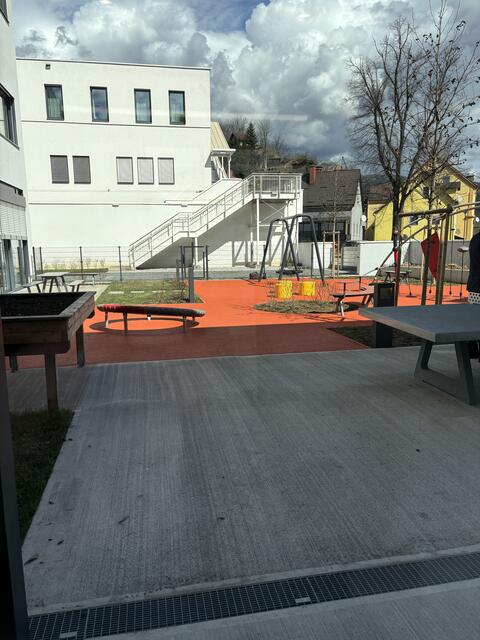Der neue Spielplatz im Innenhof. | Foto: Kern