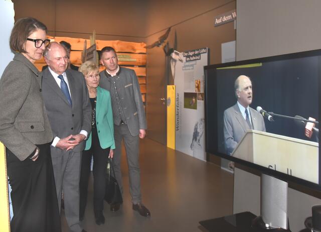 Besichtigung der Sonderausstellung 25 Jahre auf dem Weg zur Wildnis | Foto: Herbert Schleich