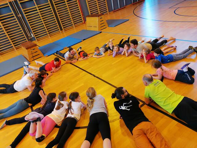 Eltern und Kinder meisterten diverse Stationen gemeinsam. | Foto: Private Volksschule Zwettl
