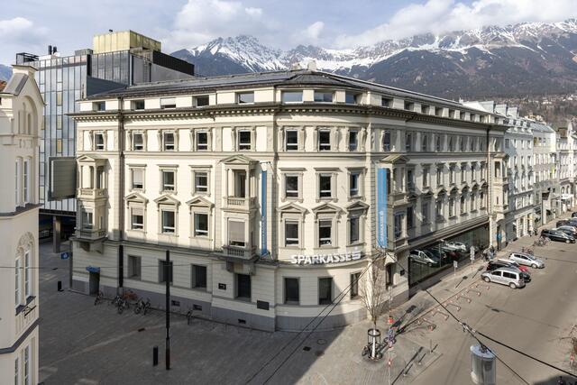 Sanierung mit Weitblick: Die Tiroler Sparkasse modernisiert ihr historisches Hauptgebäude in Innsbruck und verbindet Tradition mit Energieeffizienz. | Foto: Thomas Steinlechner