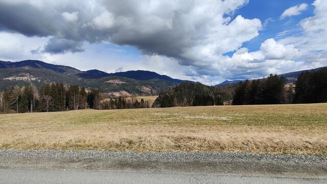 Auch Richtung Pinkenkogel und Semmering (ganz hinten der Sonnwendstein) ziehen die Wolken... | Foto: I.Wozonig