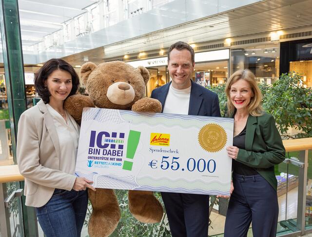 Über die Spendenübergabe von 55.000 Euro freuten sich (v. l.): Andrea Drexel, Geschäftsführerin Verein Rettet das Kind Salzburg, Manuel Mayer, Europark Center-Manager, und Kathi Gudmundsson, Moderatorin bei Antenne Salzburg. | Foto: Eva trifft
