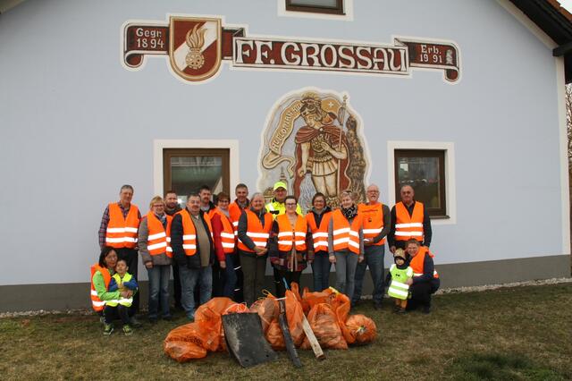 Ernst Fröhlich, Patrick Goldnagl Gabi und Kurt Schuh, Daniela und Josef Strohmer, Martha und Robert Silberbauer, Lieselotte Fellinger-Danner, Norbert Müllner, Gabi und Walter Hofstätter, Cornelia Ableidinger gemeinsam mit Hieronymus und Ines Hinger sowie Aizada Dzhumabaeva und Kilian Ledwinka waren im feiwilligen Einsatz. | Foto: Verein Großau