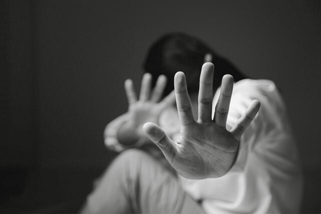 Die 23-Jährige konnte aus der Wohnung flüchten, wurde jedoch vom Täter im Stiegenhaus eingeholt und misshandelt.. | Foto: Canva