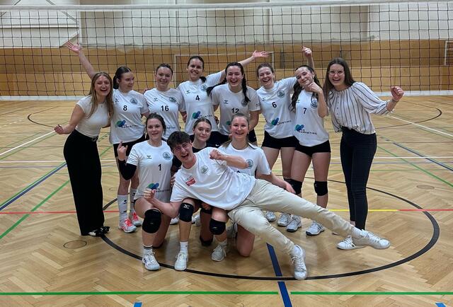 Die Damen 2 der Hot Volleys Feldbach bejubeln ihre beiden Siege gemeinsam mit Obmann Marcell Grill.  | Foto: Hot Volleys 