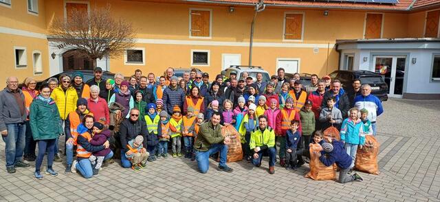 Über 100 Helferinnen und Helfer haben in Perschling am Wochenende gesammelt.  | Foto: Schildberger
