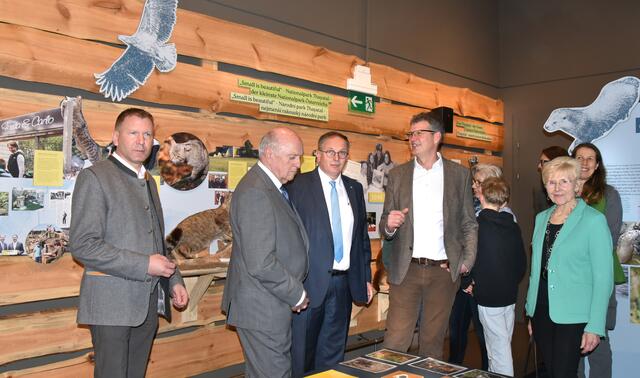 Besichtigung der Sonderausstellung 25 Jahre auf dem Weg zur Wildnis | Foto: Herbert Schleich