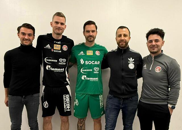 Die Neuen haben beim SC Kalsdorf voll eingeschlagen. Der sportliche Leiter Lukas Knauer, mit Stürmer Thomas Hirschhofer, der gegen Gamlitz dreimal traf, Keeper Florian Schögl, Trainer Jörg
Schirgi und „Co“ Alexander Ackerl (v. l.). Freitag (19 Uhr) kommt Heiligenkreuz zum Landesliga-Titelaspiranten. | Foto: SCK