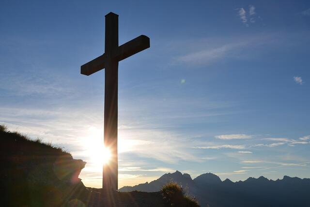 Der christliche Glaube beruft sich auf Jesus Christus, der durch sein Sterben am Kreuz, die Sünden der Menschen weggenommen hat.  | Foto: Pixabay