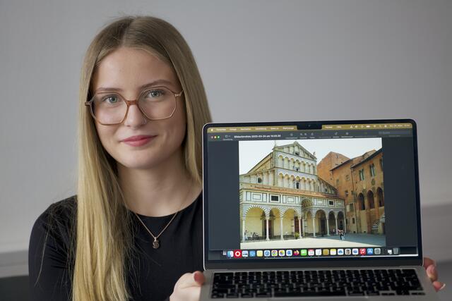 Teresa Handler – im Bild mit dem Dom Sankt Zeno am Domplatz – freut sich riesig auf die Erfahrungen in Italien. | Foto: Santrucek