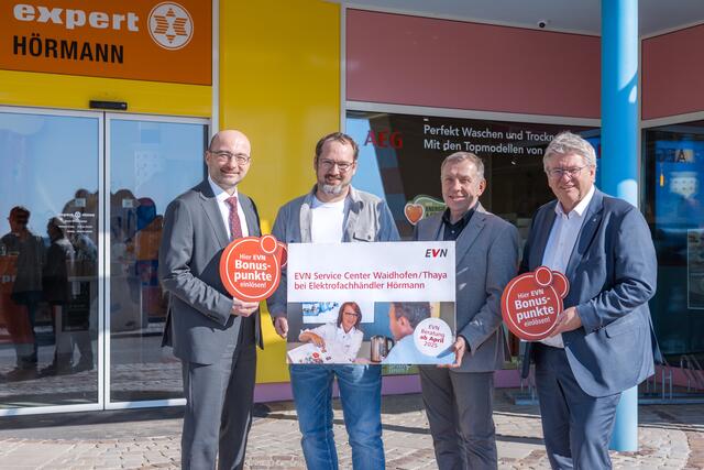 Geschäftsführer der EVN Energieservices Jörg Sollfelner, Geschäftsführer Expert Hörmann Gregor Hörmann, Bürgermeister Josef Ramharter und Leiter EVN Gemeindevertrieb Rudolf Gruber (v.l.) | Foto: EVN/Leister
