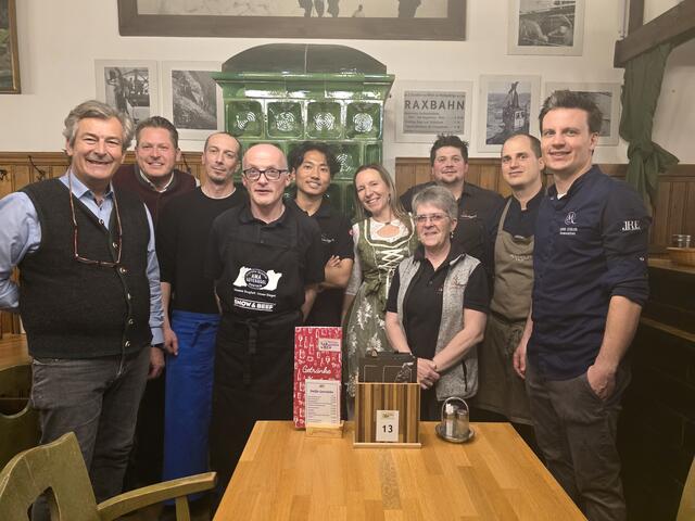 Genuss Mal zwei: das Team Bernd Scharfegger arbeitete mit dem Team Peter Pichler.  | Foto: Scharfegger’s Raxalpen Resort