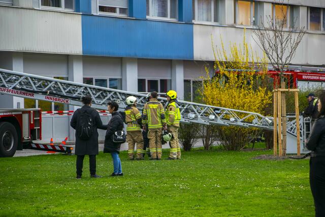 Einsatz der Feuerwehren im Olympischen Dorf. | Foto: zeitungsfoto.at