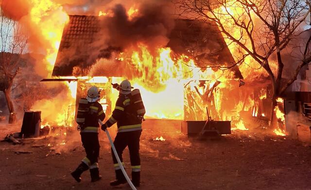 Mehrere Feuerwehren wurden gestern in Kärnten zu einem Nebengebäudebrand alarmiert. | Foto: BFKdo-Klagenfurt Land