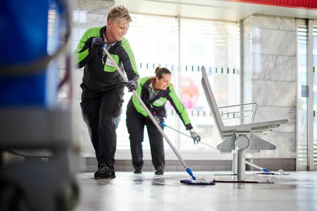 Eine Bodenfläche von 74 Fußballfeldern wurde zuletzt gereinigt.  | Foto:  ÖBB / Andreas Scheiblecker
