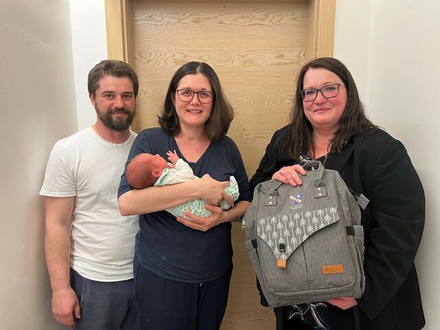 Frau Bürgermeister Eva Schachinger gratulierte Petra Hörmann &amp; Daniel Janko zu ihrer Tochter Frieda. | Foto: privat