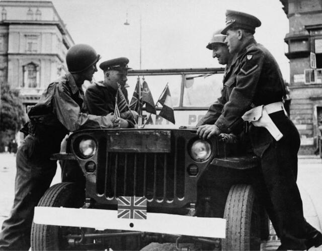 "Hier gibt es dann auch ein ikonisches Bild der gemeinsamen Patrouille, nämlich der sogenannten vier im Tip, die eben gemeinsam, wo ein französischer, ein britischer, ein amerikanischer und ein sowjetischer Soldat gemeinsam fahren im ersten Bezirk. Das hat sich so als Sinnbild der alliierten Verwaltung in Österreich festgesetzt", so Benedik. | Foto: BV7