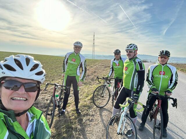 Eine kurze Rast machten die Sportradler Anna Holland, Stefan Enzenhofer, Martin Holland, Karl Picker und Heribert Schmidl. | Foto: ZVG Anna Holland