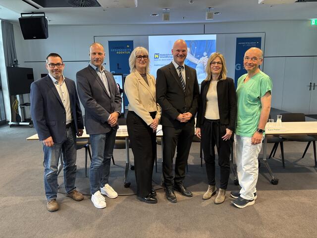 Herbert Huscsava - ärtzlicher Direktor der Kliniken Tulln und Klosterneuburg, Christian Fohringer - Geschäftsführer Notruf NÖ, Cornelia Pelmetzhofer - Pflegedirektorin für Tulln und Klosterneuburg, Franz Laback - Geschäftsführer Gesundheit Region Mitte, Karin Pieber - ärtzliche Direktorin am UK St. Pölten, Christoph Hörmann - Leiter der Anästhesie und Intensiv-Medizin am UK St. Pölten | Foto: Victoria Edlinger