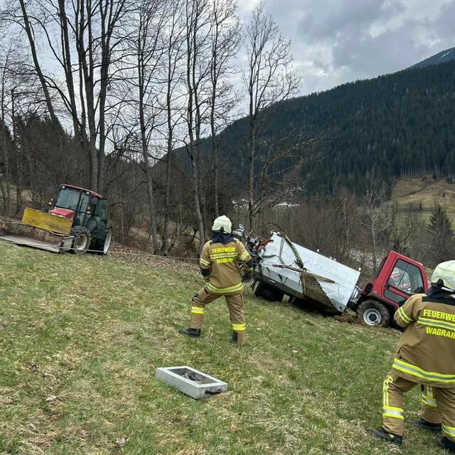 Ein Muli kam in Wagrain von der Straße ab und stürzte eine Böschung hinab. | Foto: FF Wagrain
