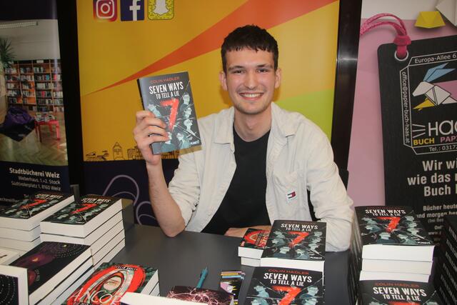 Colin Hadler präsentierte im Kunsthaus Weiz seinen neusten Thriller. | Foto: MeinBezirk/Hofmüller
