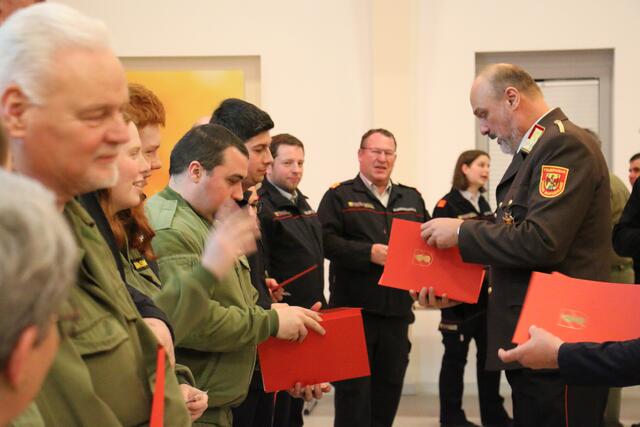 Der Höhepunkt der Veranstaltung war die erstmalige Verleihung der Einsatzmedaille an rund 300 Feuerwehrmitglieder. | Foto: Bezirksfeuerwehrkommando