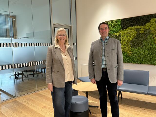Bezirkshauptfrau Karin Gföllner mit Bezirkssekretär Michael Walder in der Bezirkshauptmannschaft Salzburg-Umgebung in Seekirchen. | Foto: Emanuel Hasenauer