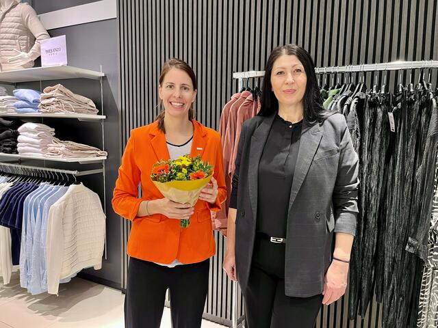Premiere von Terss Fashion: Center-Managerin Marie-Theres Skribanowitz begrüßt Inhaberin Fatima Alkic.  | Foto: Mariandl Krems