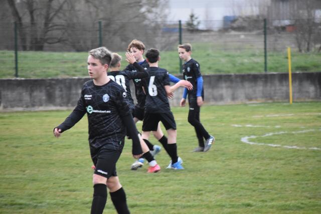 Die Oberwarter Kicker beim Abklatschen - am Ende siegten sie 3:5 in Stegersbach. | Foto: Michael Strini