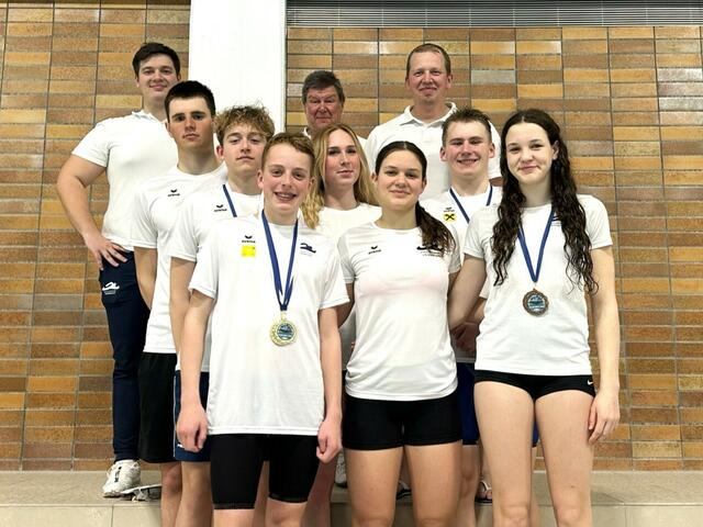 Die erfolgreiche SVV-Mannschaft mit den Trainern Tarik Dautovic und Christoph Mayer, sowie Obmann Herbert Schurm