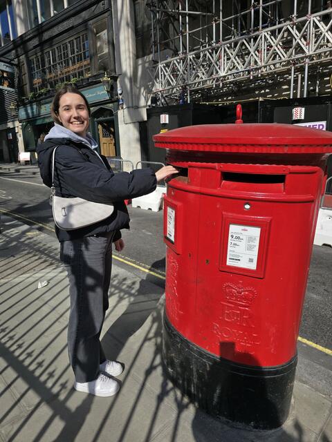 Schülerin Melisa Repas (3AHW) in Canterbury - the Royal Mail - Familie und Schule freuen sich über analoge Post.  ;) | Foto: (c) hlwspittal 2024, Mag. Christine Hensel