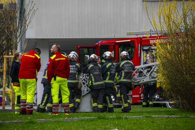 Einsatz der Feuerwehren im Olympischen Dorf. | Foto: zeitungsfoto.at