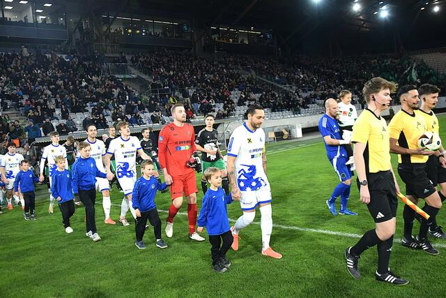 Kundler und Wacker Kinder beim Einmarsch in das Tivoli-Stadion. | Foto: Schwaighofer