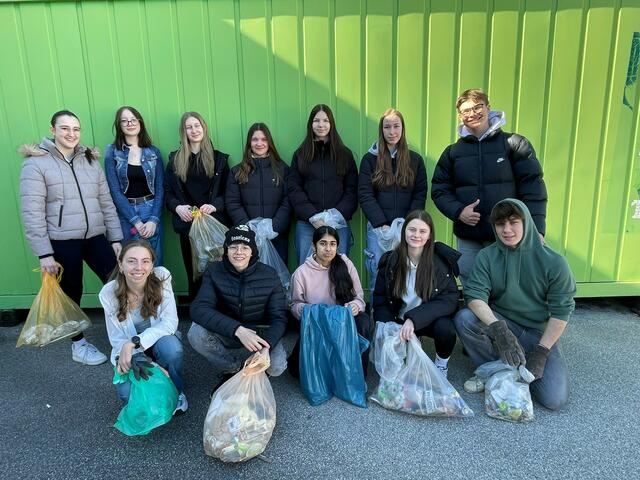 Die Tourismusschülerinnen und Schüler sammelten Müll rund ums Schulgebäude. | Foto: HLT Oberwart