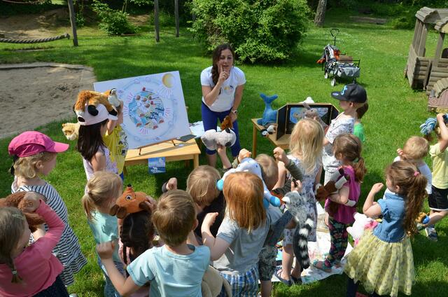 dm und das WeltretterEi leisten einen Beitrag für den Umweltschutz und die Umweltbildung: Mit jedem verkauften WeltretterEi werden die Kinder-Workshops der WeltretterBande unterstützt, die demnächst auch in Österreich starten. Außerdem werden im Sommer Plastik Clean-ups mit Kindern, Eltern und allen Unterstützern folgen. | Foto: Weltretterbande.de