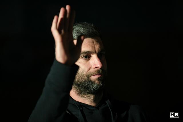 Benjamin Teras: Abklatschen auf zwei weitere Jahre als Cheftrainer der Bt Füchse. | Foto: Bernd Haider