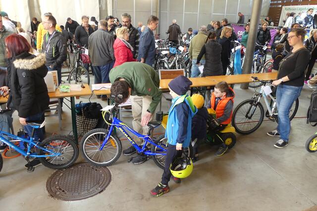 Viele nützten wieder die Plattform der „RADfelder RADbörse“ um Artikel „rund um’s Rad“ zu erwerben bzw. zu verkaufen | Foto: Huss Alexander, Chronist