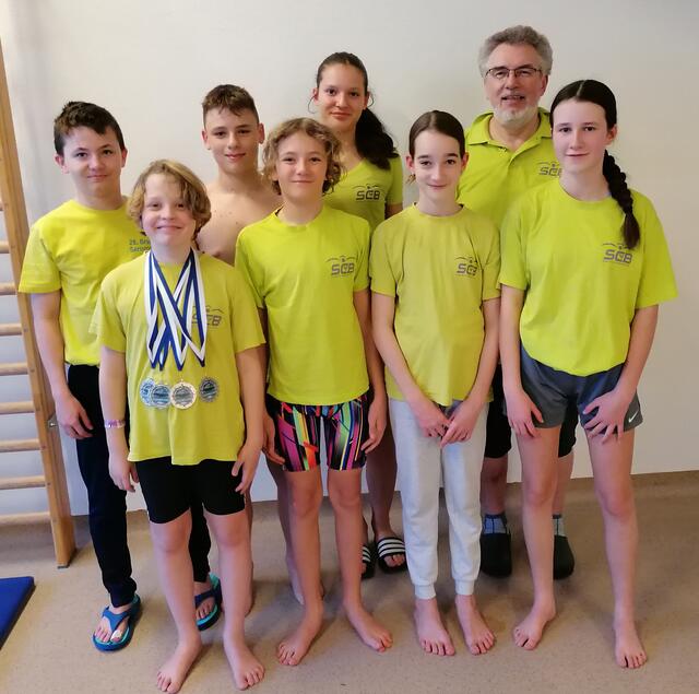 Die Mannschaft in Linz (von links, vorne): David Baranyi, Nils Stani, Theresa Aschauer, Linda Krajcova, (hinten:) Benjamin Kastl, Leon Stokic, Valentina Schlögl und Trainer Franz-Josef Cecetka. | Foto: SC Volksbank Braunau