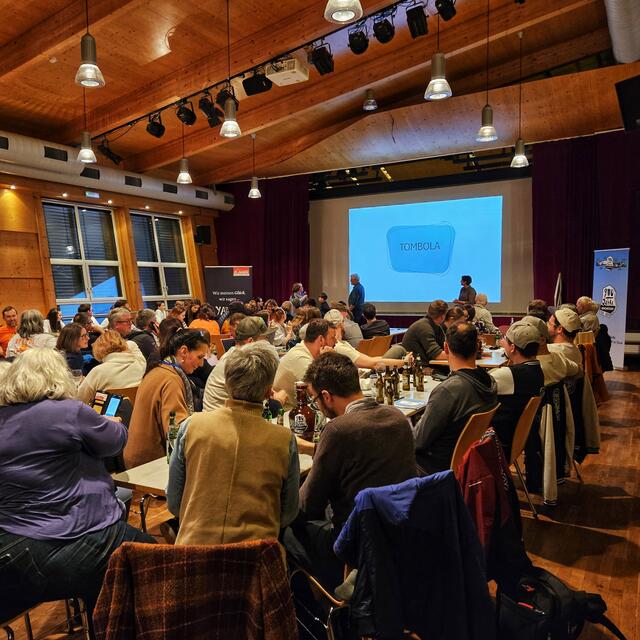 Aufgeteilt in 18 Teams kämpften die Teilnehmerinnen und Teilnehmer um die von der Gemeinde zur Verfügung gestellten Preise. | Foto: Andreas Unterberger