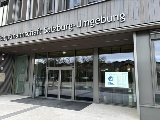 Vor den Toren der Bezirkshauptmannschaft Salzburg-Umgebung. | Foto: Emanuel Hasenauer