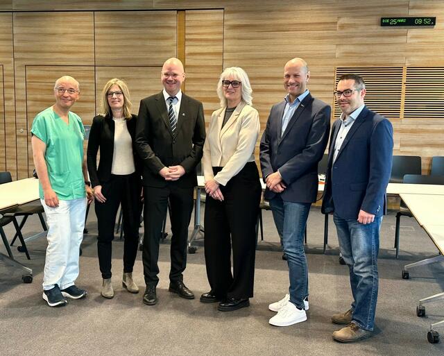 Bei der Pressekonferenz der Landesgesundheitsagentur am 25.03. zum neuen Gesundheitspakt: Christoph Hörmann (Abteilungsleiter Anästhesie und Intensivmedizin UK St. Pölten), Karin Pieber (Ärztliche Direktorin UK St. Pölten), Franz Laback (Geschäftsführer Gesundheit Region Mitte GmbH), Cornelia Palmetzhofer (Pflegedirektorin UK Tulln und LK Klosterneuburg), Christian Fohringer (Geschäftsführer Notruf Niederösterreich), Herbert Huscsava (Ärztlicher Direktor UK Tulln und LK Klosterneuburg) | Foto: NÖ LGA 