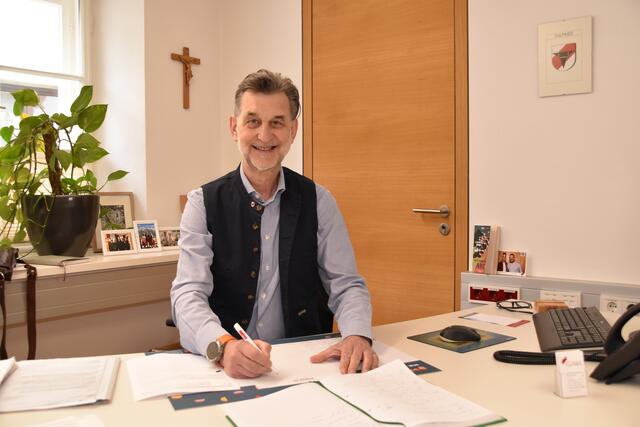 Bgm. Johann Deutschmann nimmt zu aktuellen Themen Stellung. | Foto: Kainz