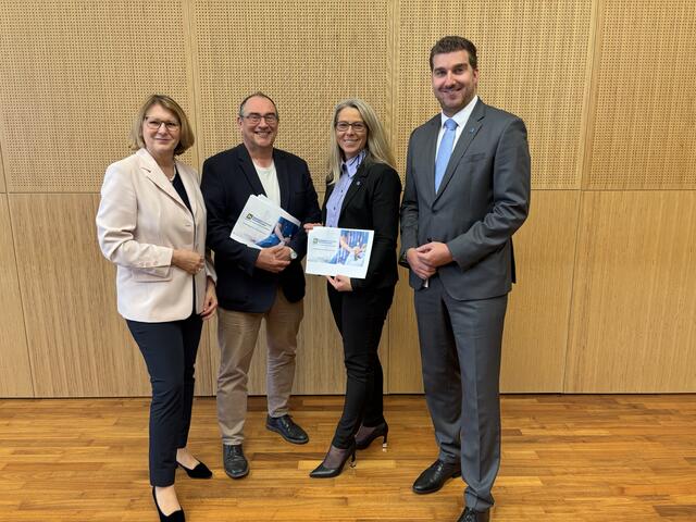 Silvia Hickelsberger (Pflegedirektorin Korneuburg, Stockerau, Hollabrunn), Rainer Ernstberger (Ärztlicher Direktor Korneuburg, Stockerau, Hollabrunn), Katja Steininger (Geschäftsführerin Gesundheit Weinviertel GmbH) und Florian Trummer (Kaufmännischer Direktor Mistelbach, Gänserndorf)  | Foto: Alexandra Goll